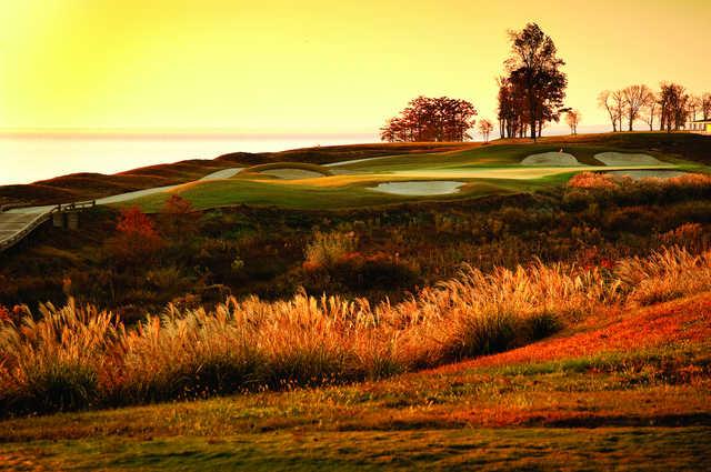 A view of a green protected by sand traps at Occano