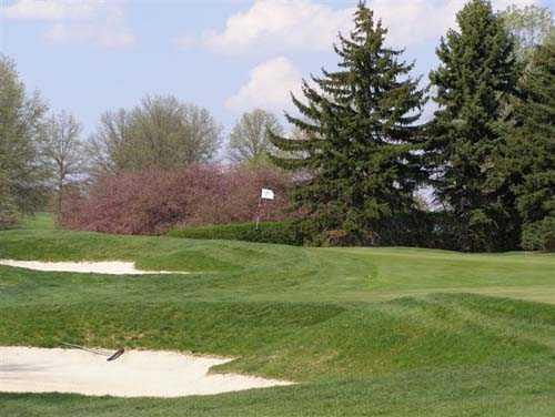 A view of a green protected by bunkers at Westmoreland Country Club