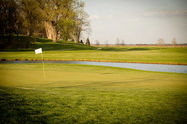 A view of a green surrounded by bunkers at Deer Valley Golf Club