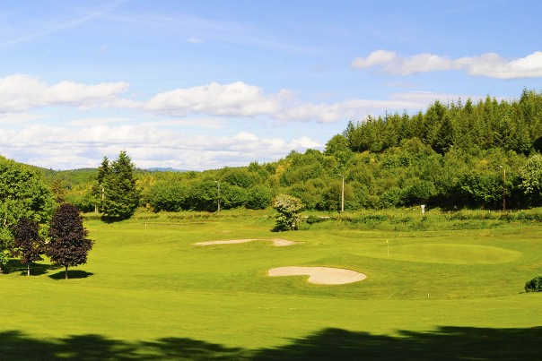 A view of a green protected by bunkers at Milan Course from Neuvic Golf Club.