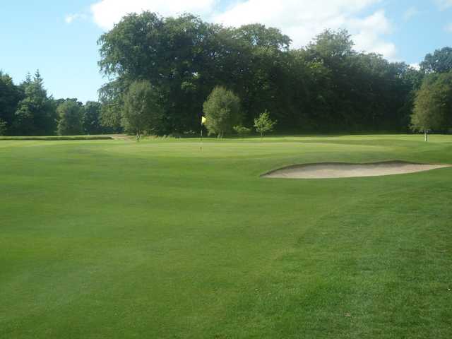 A view of a green protected by bunkers at Dalziel Park Golf and Country Club