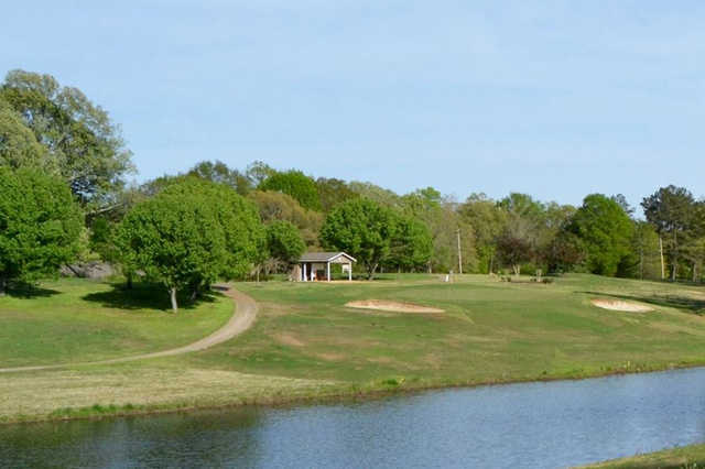 A view of a green protected by bunkers at Natchez Trace Golf Club
