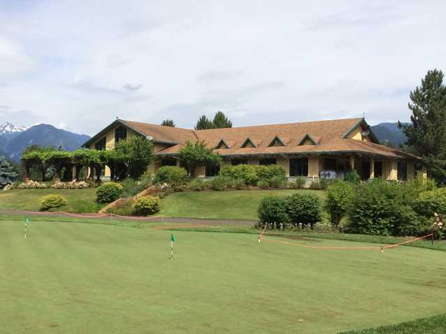 Big Sky: Clubhouse & practice putting green