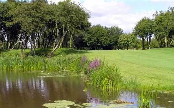 Radcliffe-on-Trent GC: Water reachable off the tee