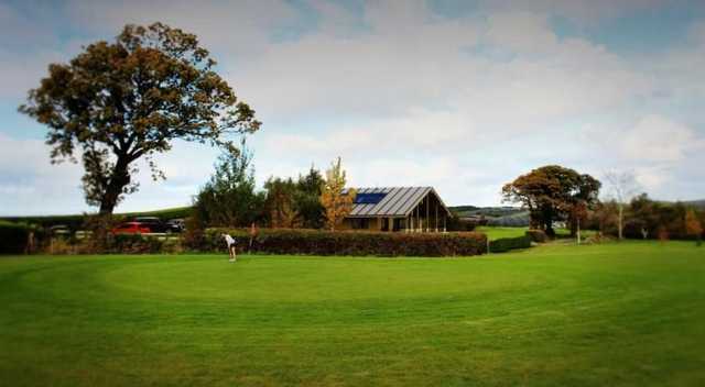 Picture of the green and clubhouse in the background.
