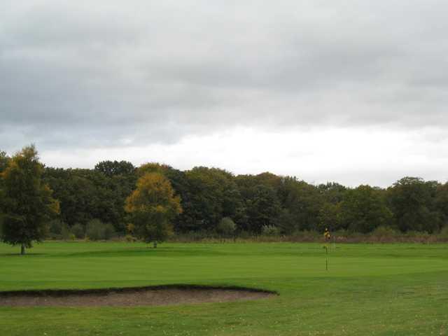 The 2nd green and greenside bunker at Mersey Valley Golf & Country Club 