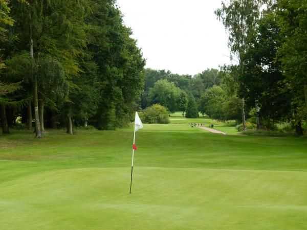 Well-manicured 9th green at Elsham Golf Club