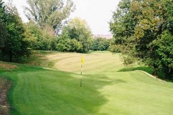 Well protected raised green at Cardiff Golf Club