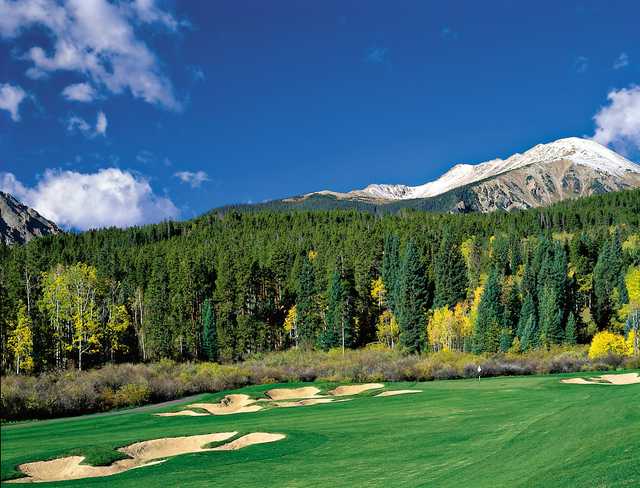 View of a bunkered green from The Raven Golf Club at Three Peaks.