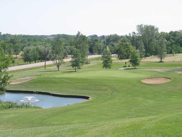 View of a green with bunkers and fountain at Heritage Links Golf Club