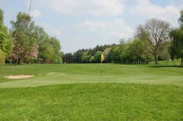 Green and bunkers at Kenilworth Golf Club