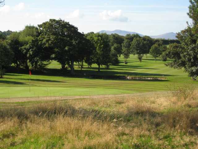 The 18th green and greenside at Caernarfon Golf Club