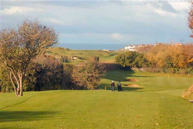 The 10th hole on the Bude & North Cornwall course with views of the sea in the distance