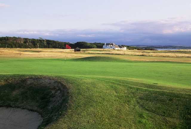 The bunker-guarded 4th green at Craigielaw