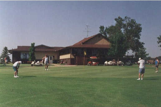 A view of a green and the clubhouse at Madison Country Club (City of Madison)