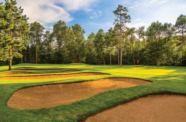 A view of a green protected by bunkers at Grand View Lodge - The Pines