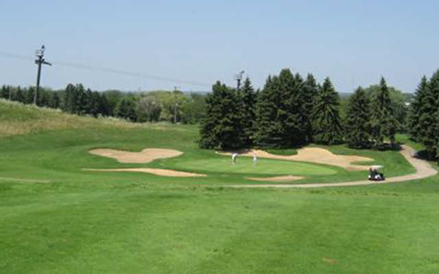 A view of a green protected by bunkers at Villa Olivia Country Club