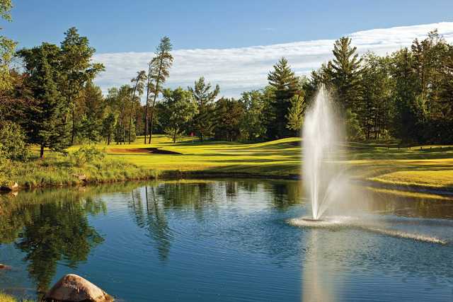 A view of a green with water coming into play at Grand View Lodge - The Pines