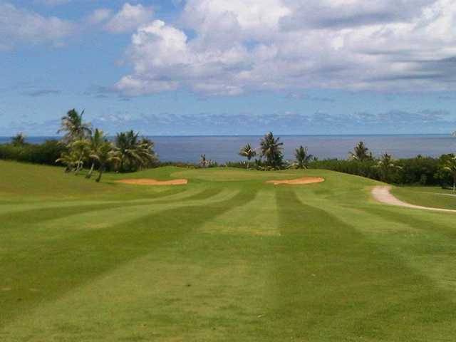 A view of a green protected by sand traps at Country Club of the Pacific