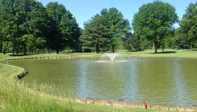 A view of a green with bunkers and water coming into play at Parkersburg Country Club