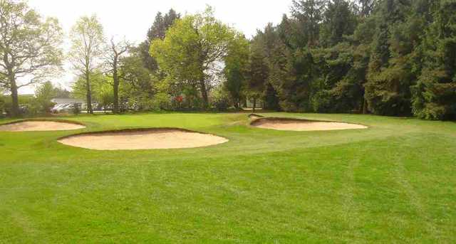 Strategic bunkers on the greens