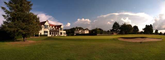 A view of the 18th green and clubhouse at Kingsknowe GC 