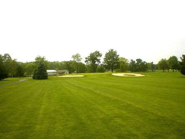 A view of green #2 protected by bunkers at Harbor Hills Country Club