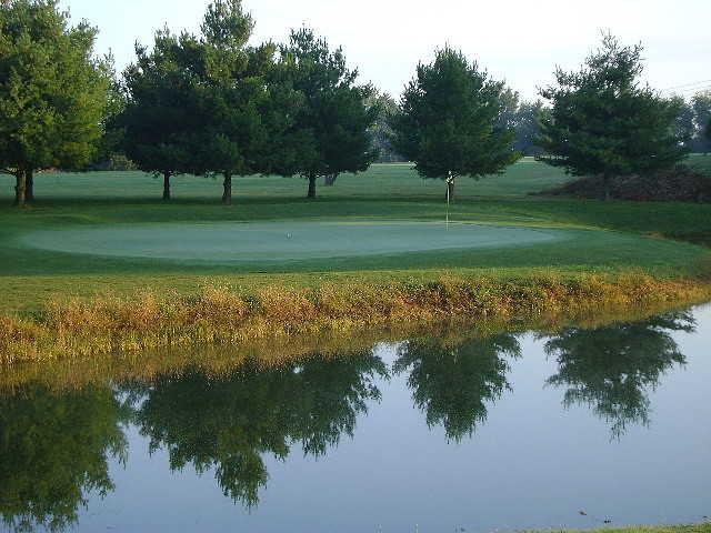 A view of the 4th green at Sunbury Golf Course
